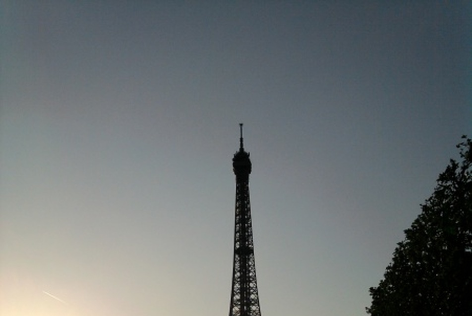 Eiffel-torony a naplementében. fotó: Hanzelik Károly, Mikes Bence