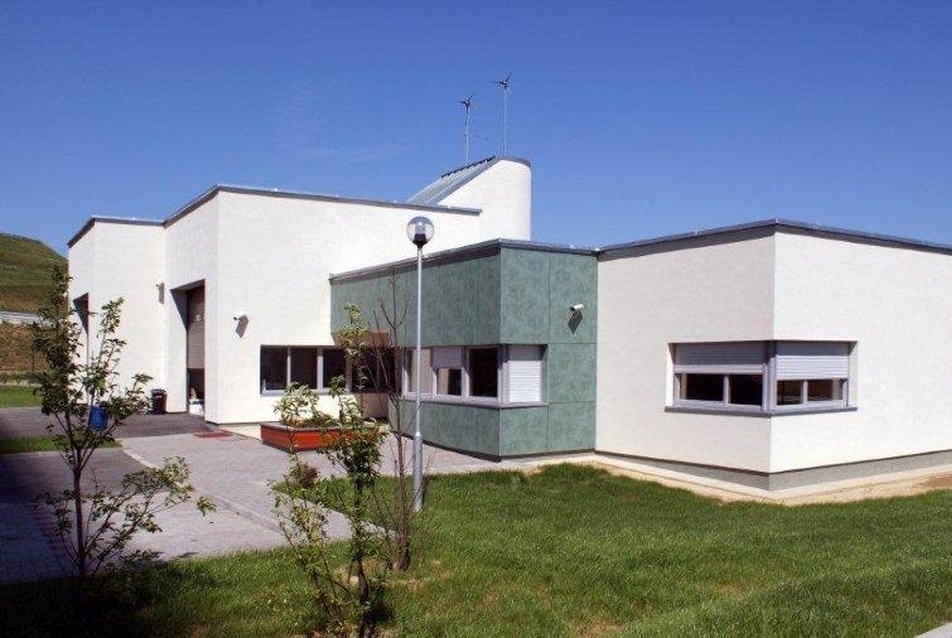 Passzívház-technológia + megújuló források Kőröshegy irodaépület 2007, építészet és fotó: Szekér László