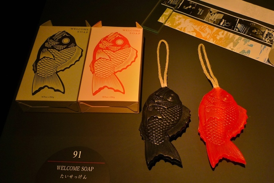 A “vendégváró szappan” egy japán szójátékra utal a tai hal neve és a medetai (szerencse, jókívánság) szavak között.