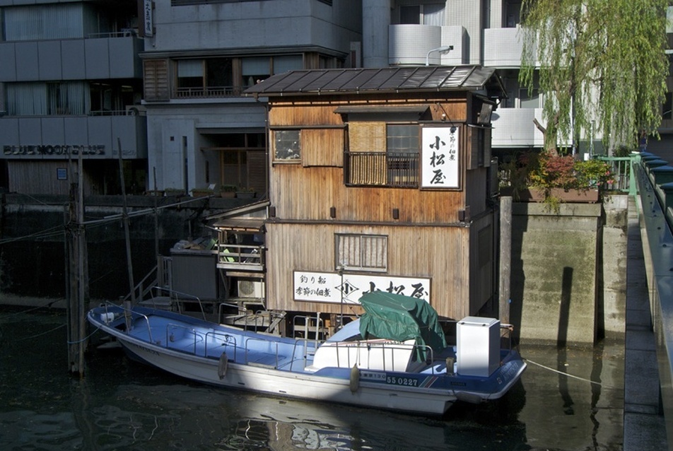 Étterem és vacsora-hajó Nihonbasi mellett. Fotó Kovács Bence.