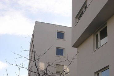 Zsinór  utcai 70 lakásos önkormányzati bérház . Vezető tervezők: Kertész Bence,  Roth János, Vizer  Balázs.