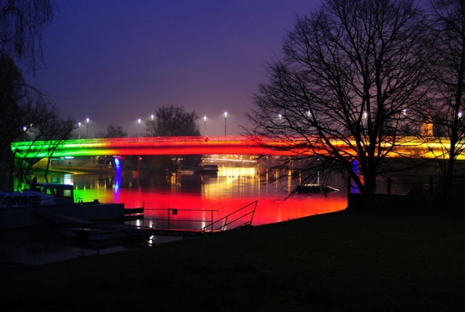 A győri új Jedlik-híd színes díszvilágítása