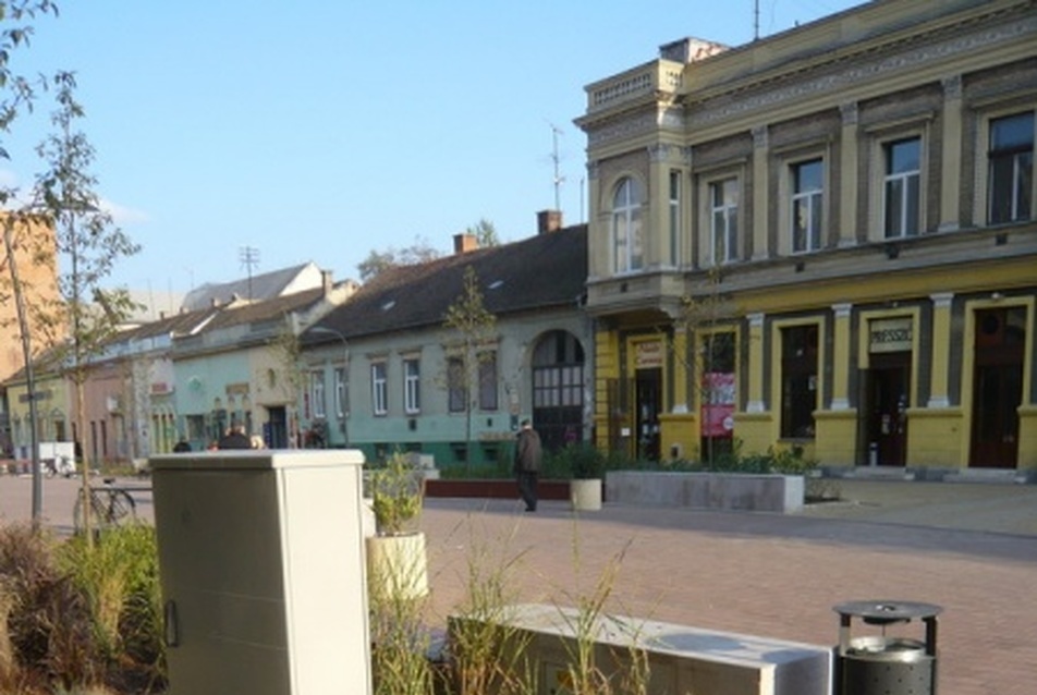 Debrecen Csapó utca térrendezés. Tervezők: Szabó Gábor, Gulyás Imre