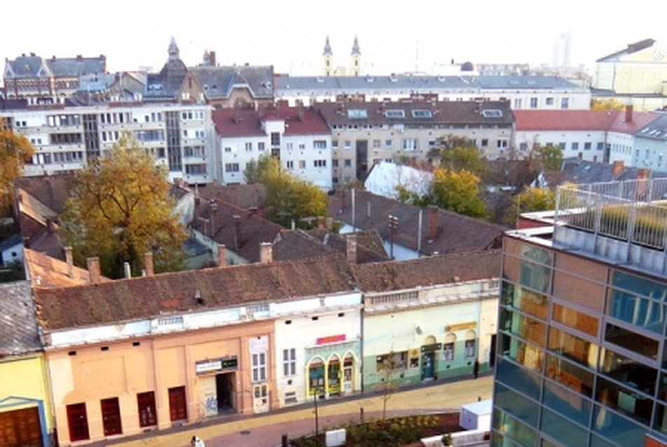 Debrecen Csapó utca térrendezés. Tervezők: Szabó Gábor, Gulyás Imre