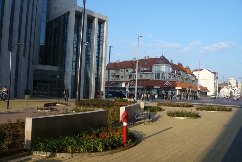 Debrecen Csapó utca térrendezés. Tervezők: Szabó Gábor, Gulyás Imre