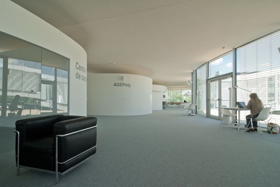 Rolex Learning Center. Vezető tervezők: Kazuyo Sejima, Ryue Nishizawa. Fotók cerbenkoc.hu.