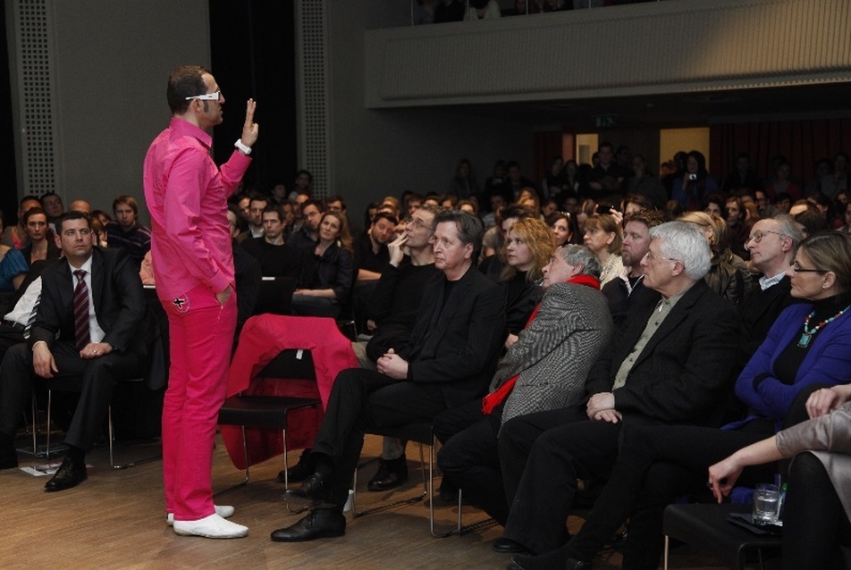 Karim Rashid előadása a MOMÉ-n.