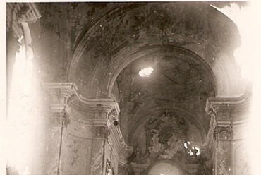 A  Szent Zsigmond kápolna képen is látható boltozati sérülését, és  üvegkárokat kivéve épen maradt.
