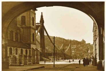 Piarista  közi átjáró a Belvárosi templommal és a régi Erzsébet híddal