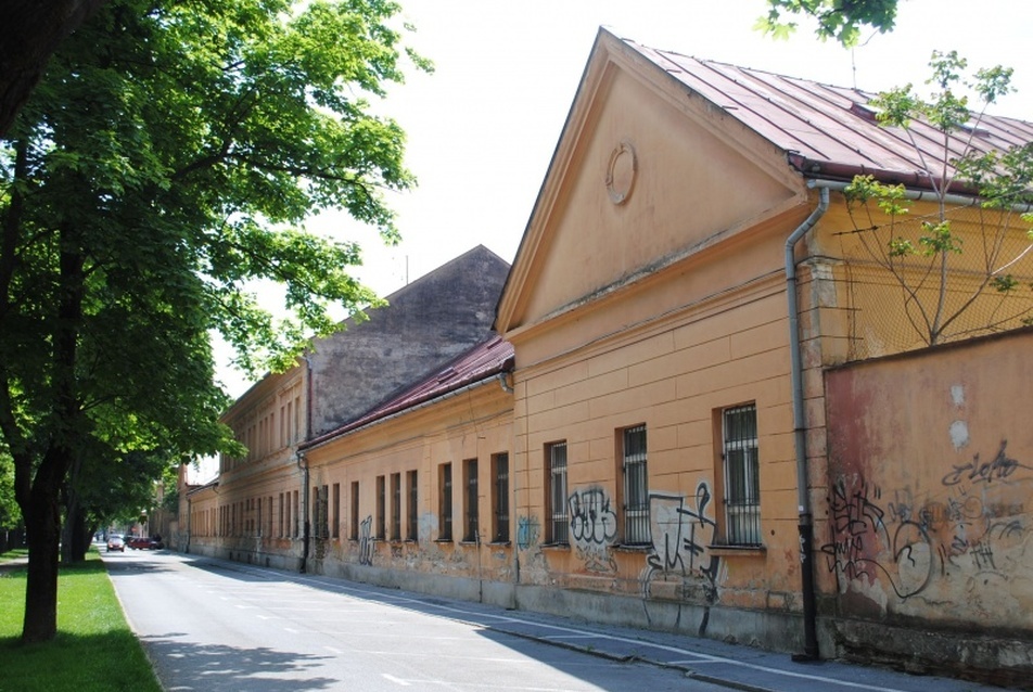 A Malinovsky laktanya térfala, fotó: Garai Péter