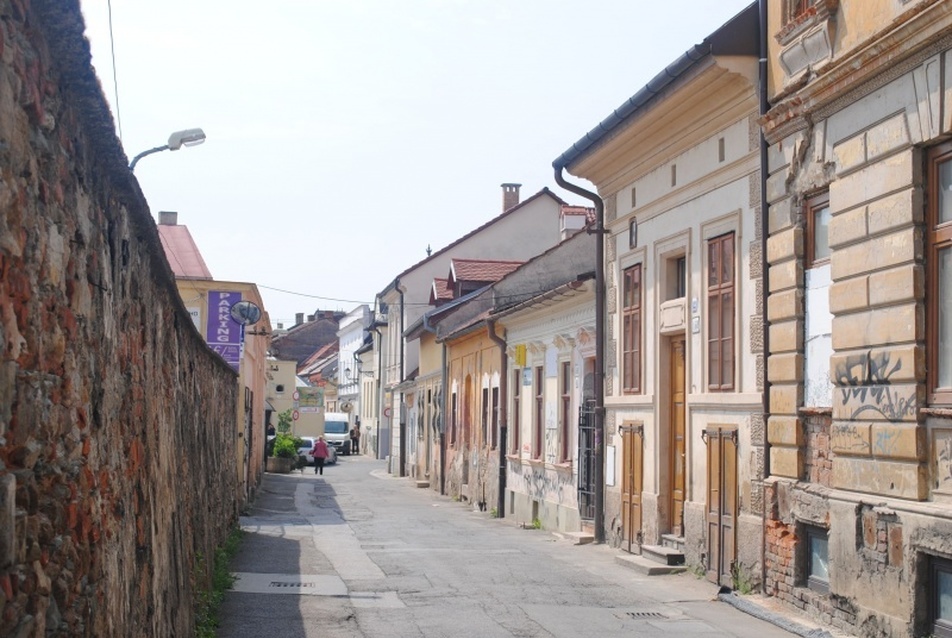 Egy belvárosi keskeny utca házsora, fotó: Garai Péter