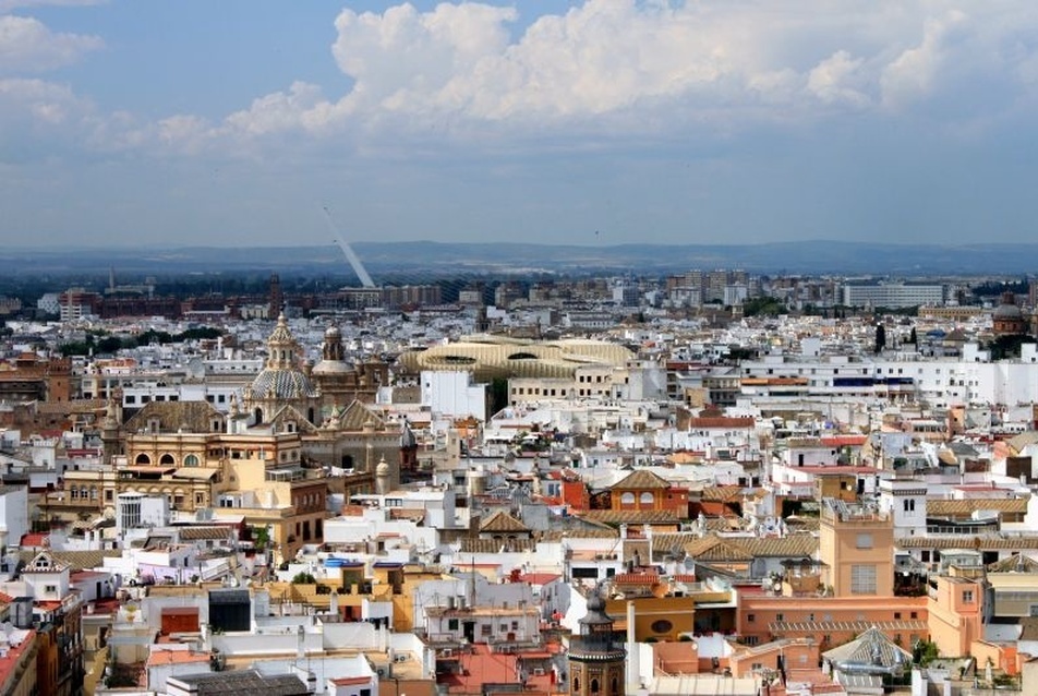 Sevilla látképe közképpen a Metropol Parasol épülete, háttérben Calatrava Alamillo hídja, fotó: Bácsalmásy Dalma