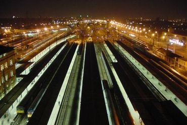 A Keleti pu. megfelelően kialakított világítása erős kongraszban van a környék közvilágításának horizont fölé is irányuló fényével - fotó: Déri Tamás