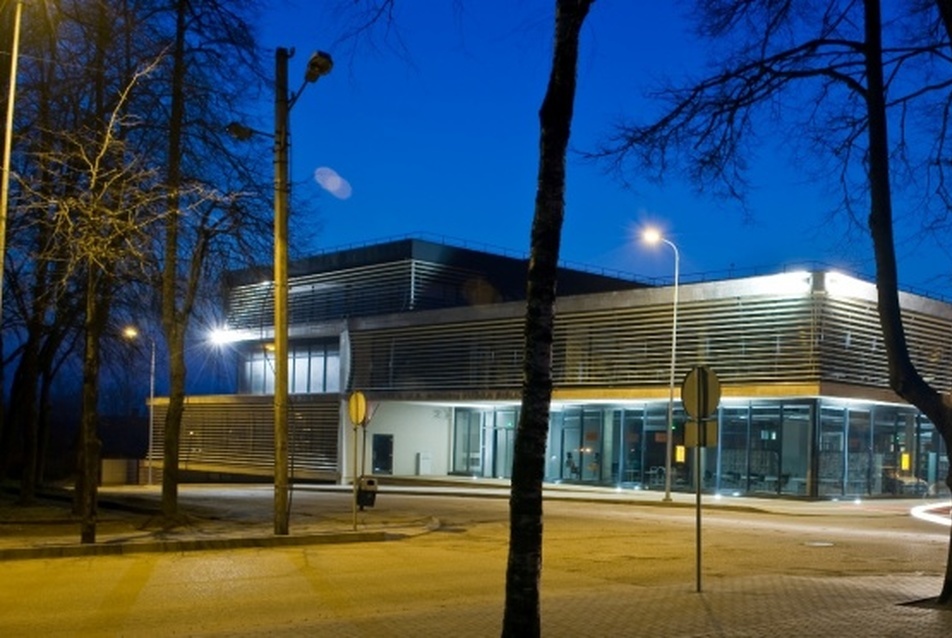 A. és M. Miškinis Könyvtár, Utena - építészet: 4 PLIUS architects, fotó: Raimondas Urbakavičius