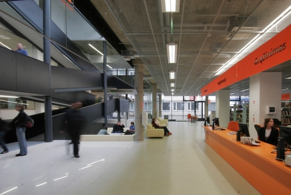A. és M. Miškinis Könyvtár, Utena - építészet: 4 PLIUS architects, fotó: Raimondas Urbakavičius
