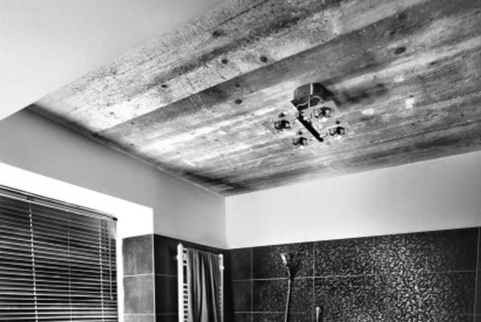 A fürdőszobában és a szülői hálóban a deszkazsaluzat lenyomatát őrzi a nyers vasbeton födém - fotó: Turós Balázs