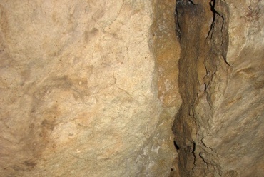 4. A barlang főtéjén átfutó repedés a Táncsics utcában - fotó: Görög Péter
