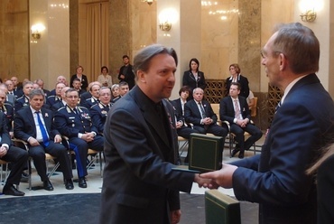 Krizsán András építész átveszi Pintér Sándor belügyminisztertől az Ybl-díjat 2014. március 14-én a BM Márványtermében