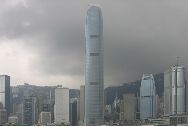 Vízparti panoráma az International Financial Center 412m magas tornyával - fotó: Bérces László