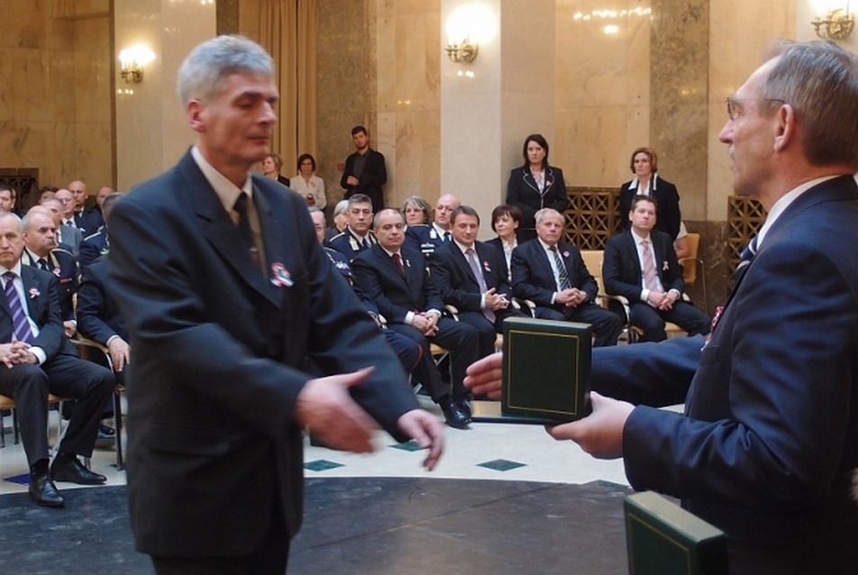 Gelesz András építész átveszi Pintér Sándor belügyminisztertől az Ybl-díjat 2014. március 14-én a BM Márványtermében