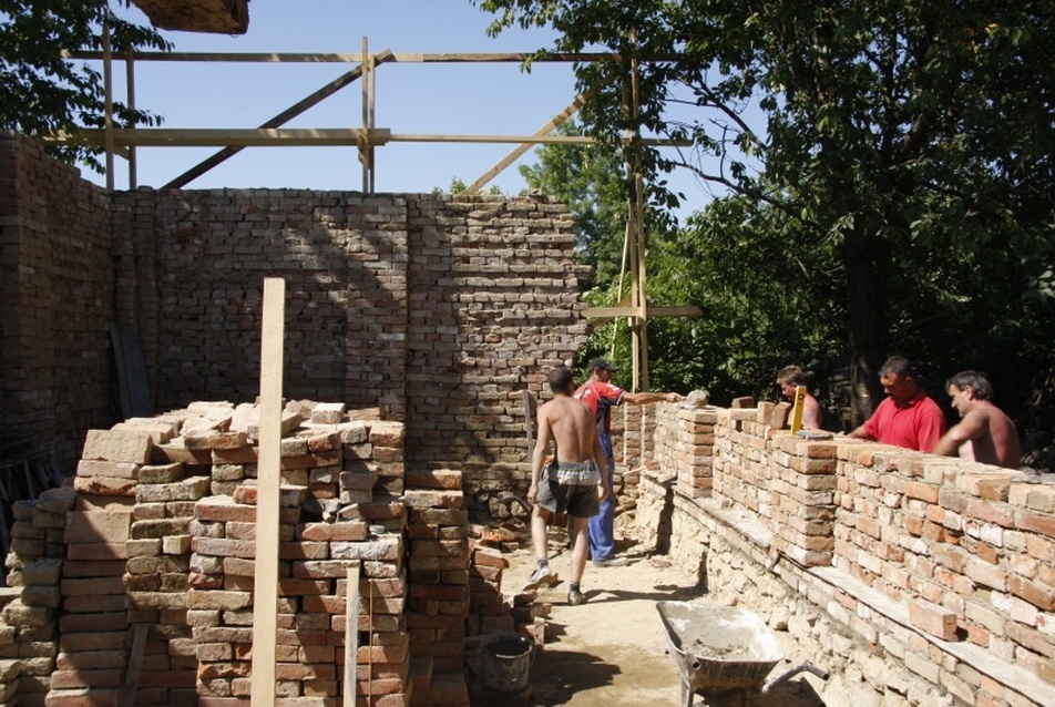 Alulról építkezve - pajtából közösségi ház, Markóc