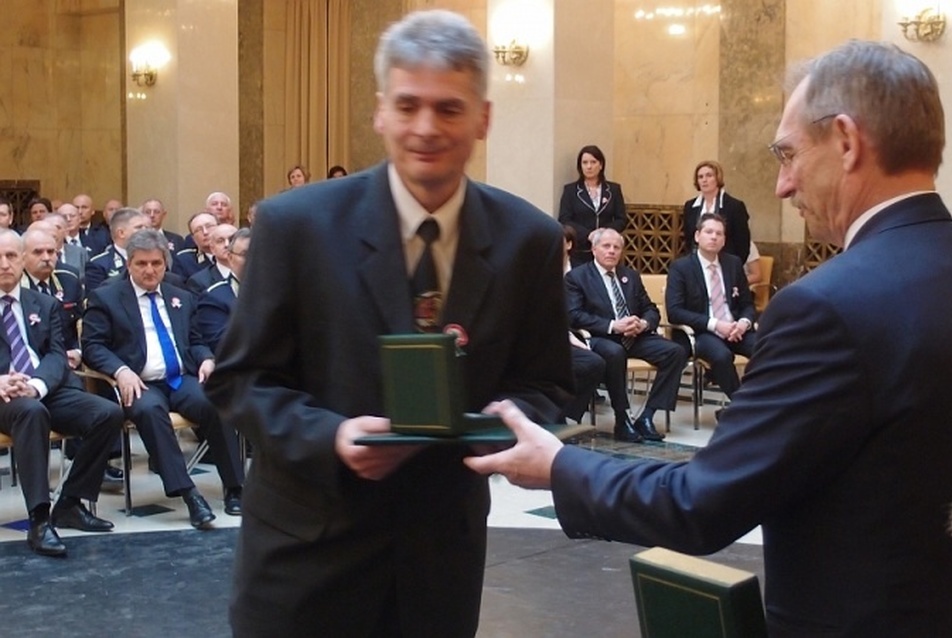 Gelesz András építész átveszi Pintér Sándor belügyminisztertől az Ybl-díjat 2014. március 14-én a BM Márványtermében
