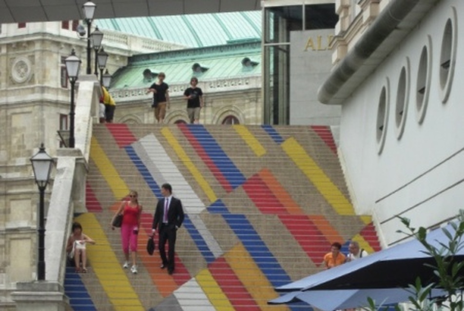 Moholy-Nagy festménye a bécsi Albertina lépcsőjén