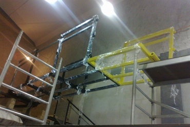 Lépcső és gyaloghíd egy felújított társasházban - vezető tervező: Csizmadia Zsolt