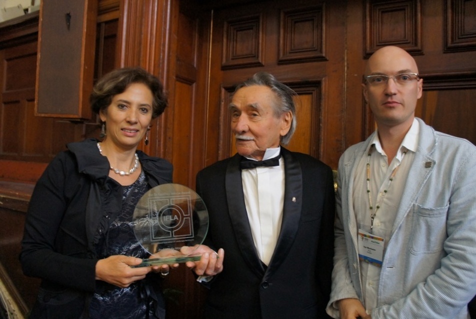 A képen Desiree Martínez IFLA elnök és Ilya Mochalov titkár a díjazottal - fotó: Bardóczi Sándor