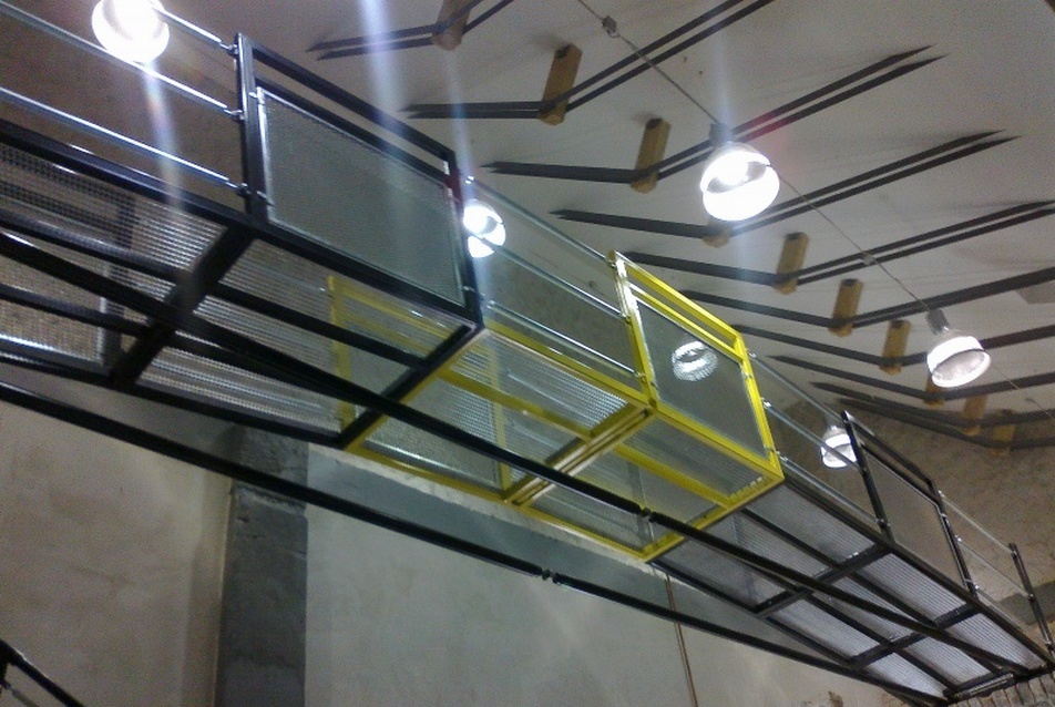 Lépcső és gyaloghíd egy felújított társasházban - vezető tervező: Csizmadia Zsolt