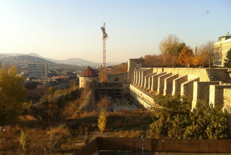 Szerkezetépítés a Karakas pasa tornya környezetében