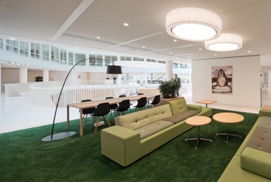 Eneco – Munkaállomások, informális tárgyaló - emelet, fotó: Matthijs van Roon