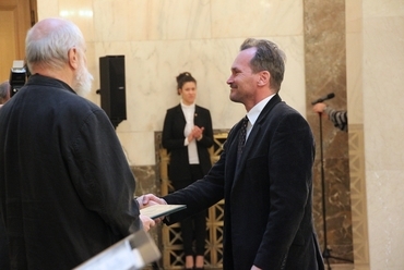 Kós Károly-díj átadása 2012, Belügyminisztérium, Salamin Ferenc (Axis Építésziroda) átveszi a Kós Károly-díjat - fotó: perika