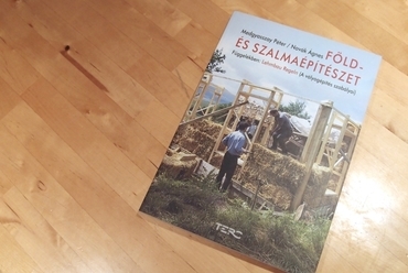 Részletes és kiváló szakkönyv a föld- és szalmaépítészetről