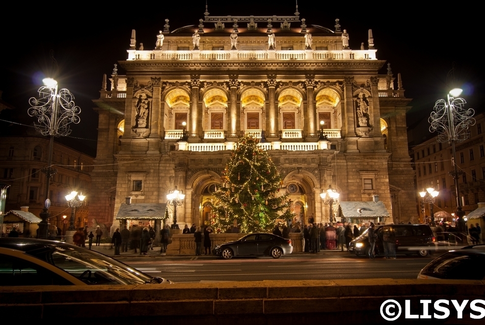 Az Operaház díszvilágítása, fotó: Lisys