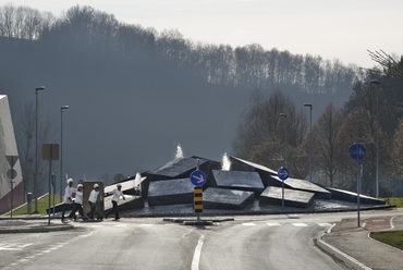 Körforgalom Podčetrtekben, fotó: Miran Kambič