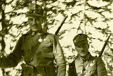 Mőcsényi József (bal oldalt) katonatársával 1916-17-ben, Dél-Tirolban