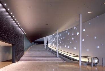 Matsumoto Előadóművészeti Központ, forrás: Toyo Ito & Associates, Architects, fotó: Hiroshi Ueda