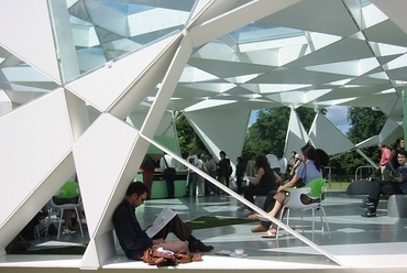 Serpentine Pavilon, 2002, London, forrás: Toyo Ito & Associates, Architects