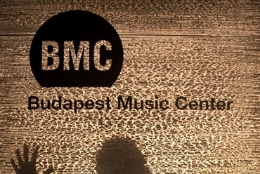 Gőz László Losonczi Áron üvegbeton fala előtt a zenei központ első emeletén Fotó: BMC
