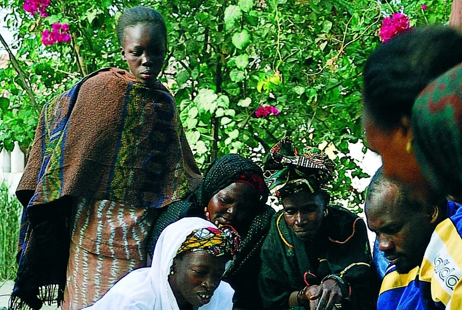 Szenegáli nők és helybeliek csoportja a Rufisque-i központ tervtanácsában, fotó: Jenni Reuter