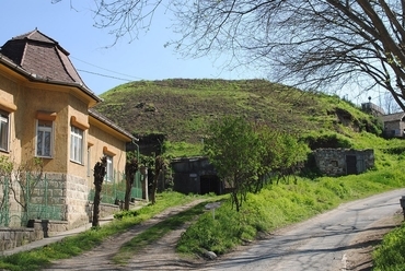 A Kálvária-domb a Kálvária utca aljából, oldalában régi pincékkel, fotó: Garai Péter
