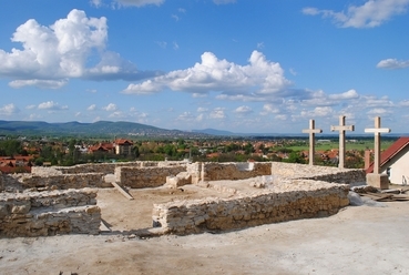 A templom romjai délnyugat felől, háttérben Budakalász és Szentendre látképével, fotó: Garai Péter