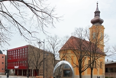 Bessenyei Kulturális Központ és a szerb ortodox templom, fotó: Varga Márton