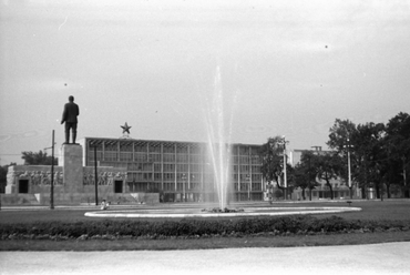 Sztalin szobor a felvonulási téren, háttérben a MEMOSZ székháza, 1955 forrás: Fortepan/Pálfi Balázs