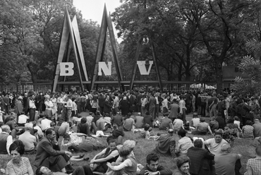 Városligeti várakozók a BNV bejárata előtt a városligetben, 1973 - forrás: Fortepan/Urbán Tamás