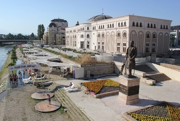 Betonba öntött 21. századi historizmus Szopje modern főterén., fotó: Székely Miklós