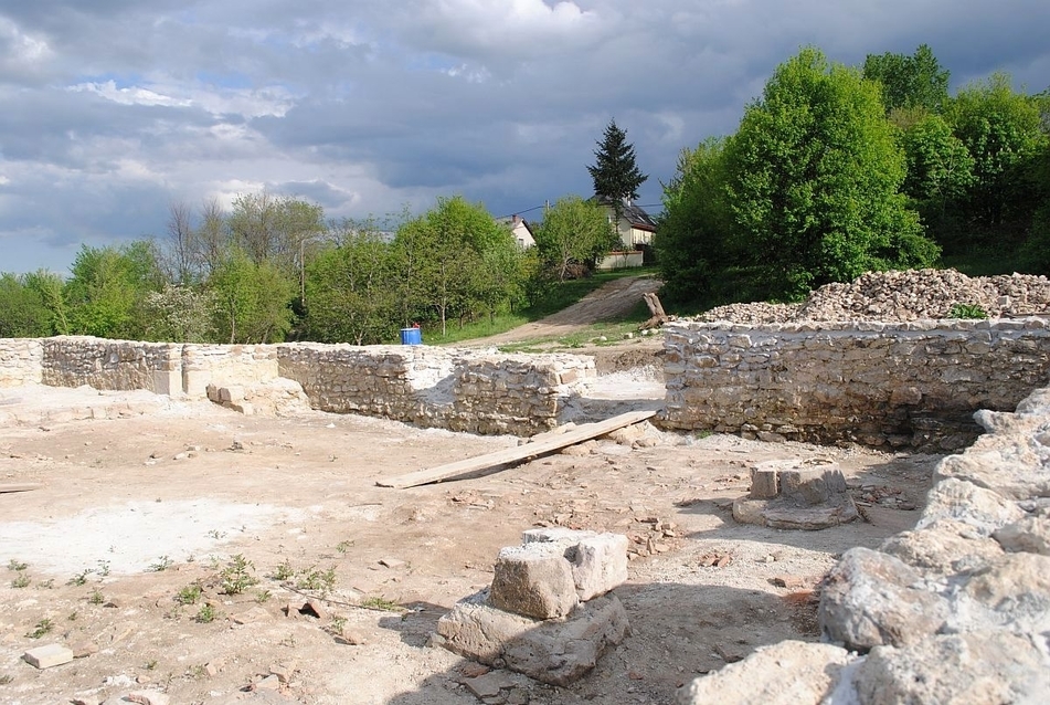 A templomhajó a karzattartó pillérek feltárt maradványaival, fotó: Garai Péter