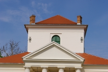 Főhomlokzati portikusz