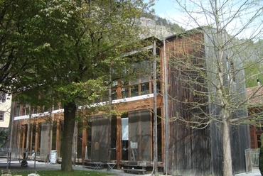 A fa épület, az udvarról fotózva
